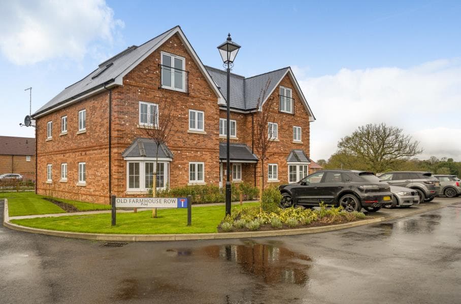 Old Farmhouse Row, Warfield, RG42 6BF