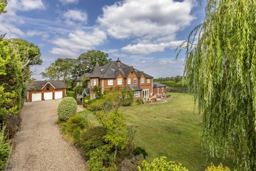 London Road, Windlesham, Surrey, GU20 6LQ