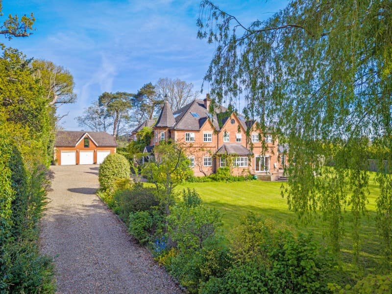 London Road, Windlesham, Surrey, GU20 6LQ